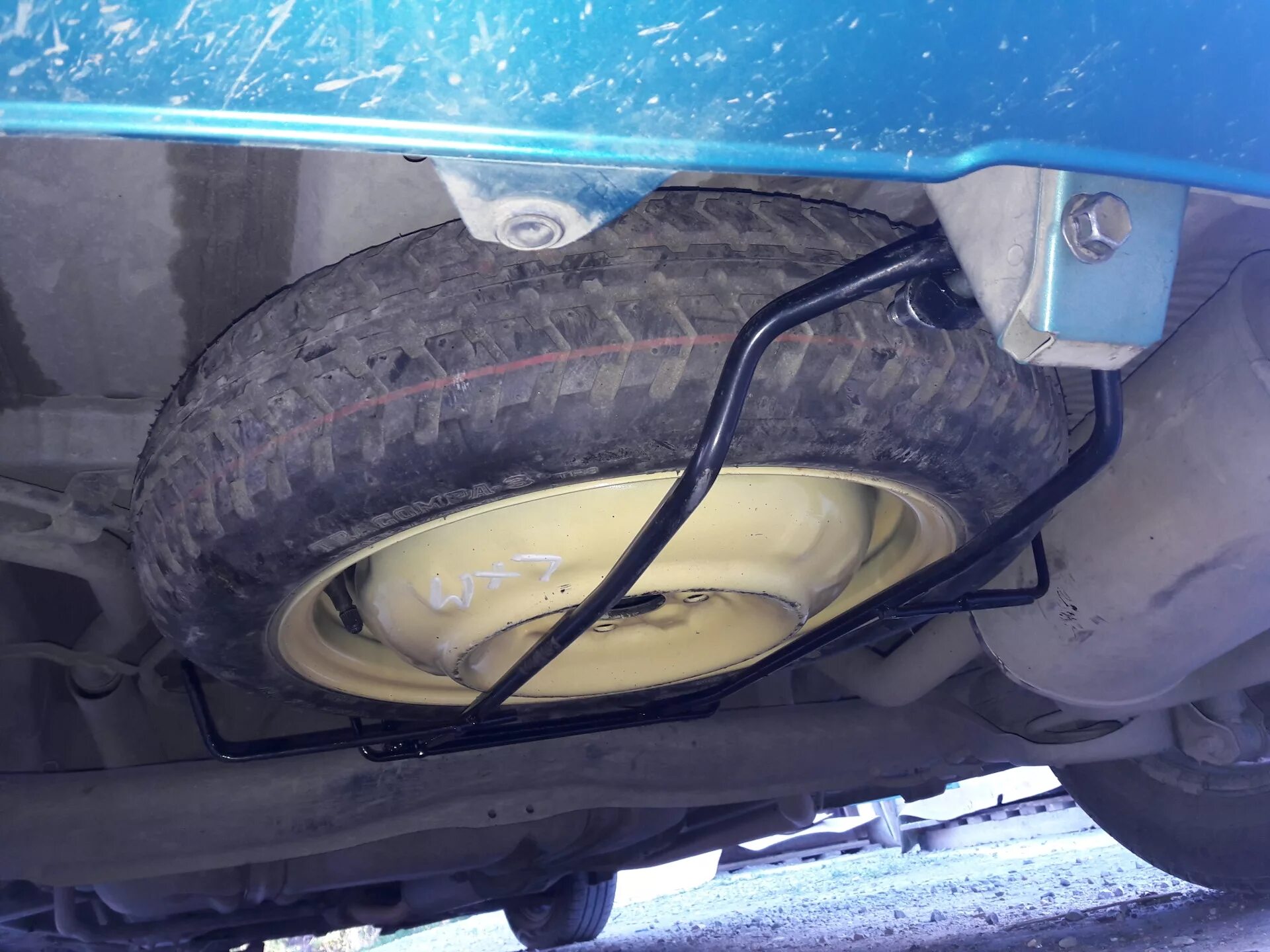 Запаска хонда степвагон. Honda freed запасное колесо. запасное колесо ниссан ноут е12. honda fit 4wd запаска.
