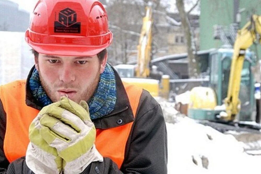 Работа на морозе. Мороз на улице картинки. Стройка зимой. Вредные и опасные условия труда. Суровые условия севера.