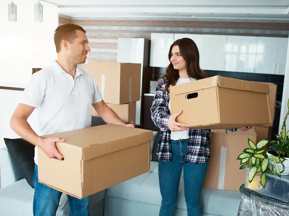 Анпакинг у блогеров. Look into moving. Couple with moving boxes. Переезд в новую квартиру. Человек поднимает коробки.