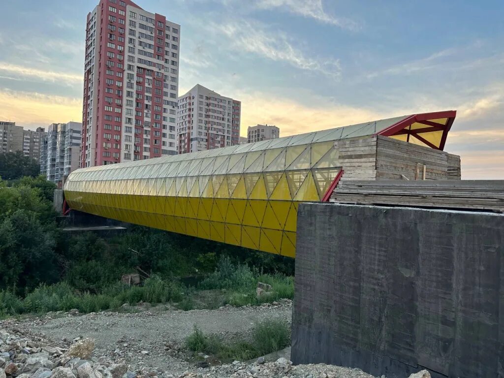 Кузнецкий мост кемерово. Новый мост кемерово. Пешеходный мост через искитимку кемерово. Хрустальный мост кемерово. Уникальные мосты.