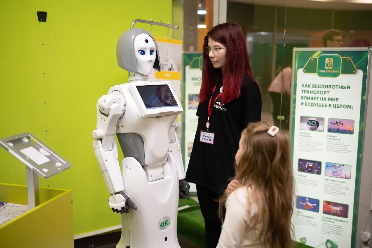 Выставка роботов. Робопарк. Робот девушка на выставке. Выставка роботов Лесосибирск.