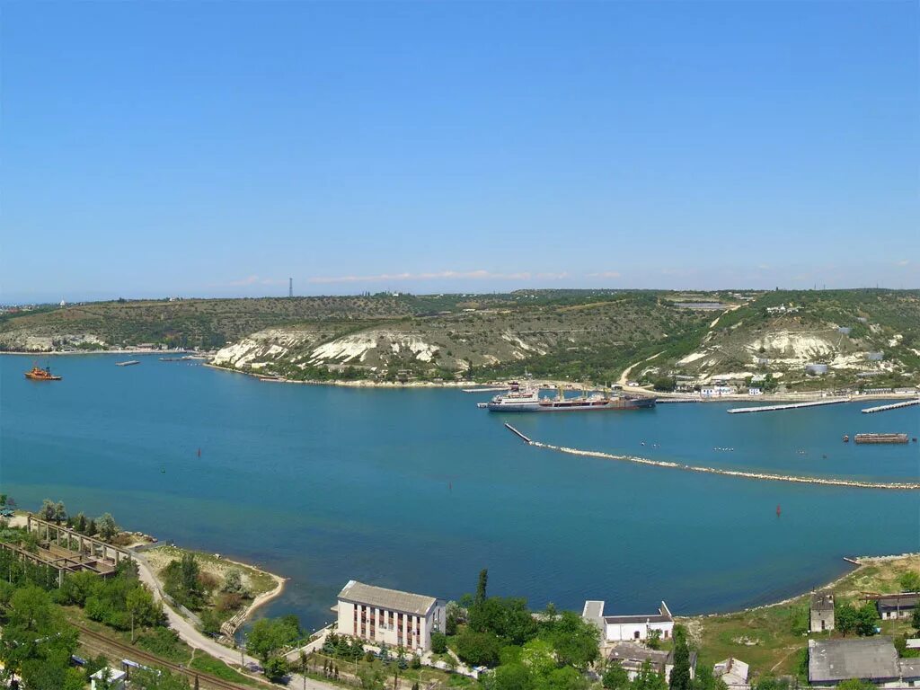 Бассейн в инкермане севастополь. Инкерман крепость каламита. Затопленный карьер инкерман. Набережная парк инкерман. Карьер инкерман севастополь.