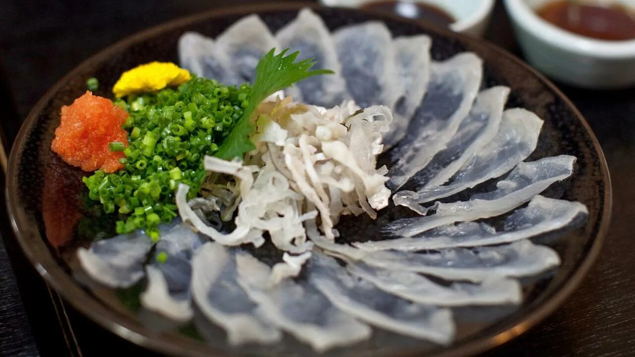 Фугу сашими. Сашими из рыбы фугу. Рыба фугу готовка. Рыба фугу готовка. Рыба фугу блюдо.