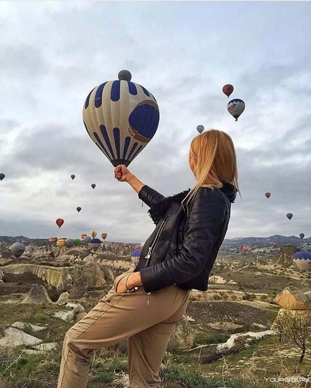 Женщина на воздушном шаре. Вика Цатурян Каппадокия. Фотосессия с воздушными шарами. Девушка с воздушными шарами.