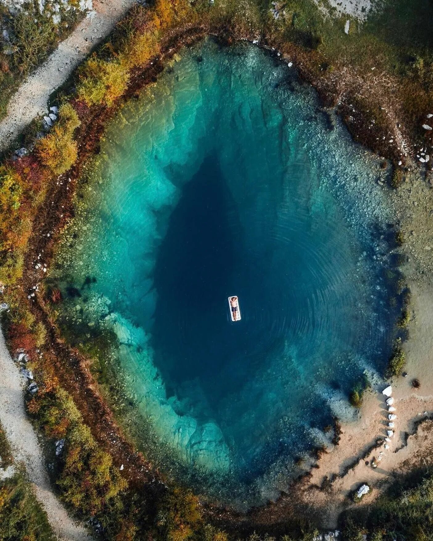 Месте не очень глубокая. Озеро Главашево Хорватия. Озеро глаз дракона Хорватия. Голубая дыра Дахаб карстовая воронка. Юкатан полуостров большая голубая дыра.