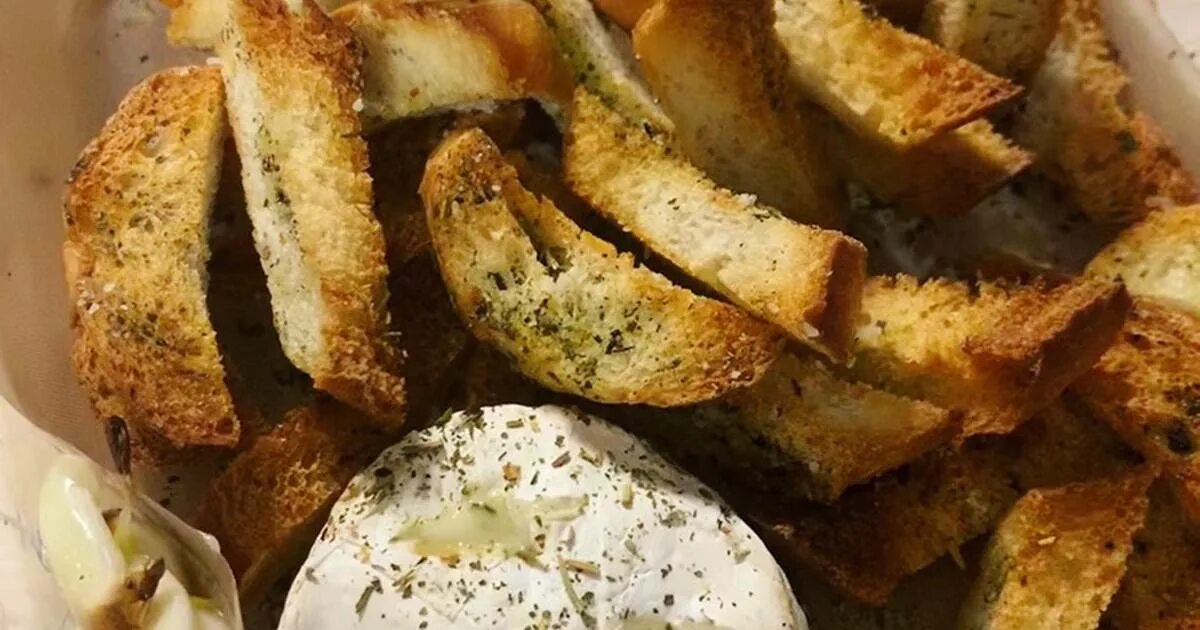 сыр в духовке с сухарями камамбер. сыр в духовке с сухарями. сыр в духовке с сухарями. камамбер с чесноком. камамбер с гренками.