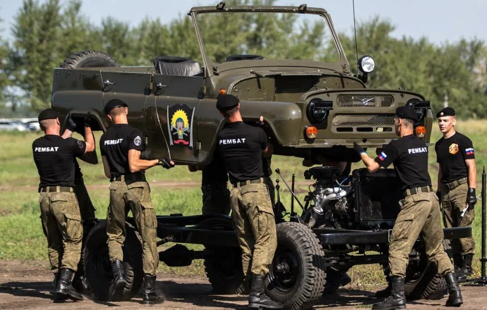 Водитель вс рф. Рембат 2016 Омск. Военные машины обеспечения. Военные инженерные машины. Ремонтно восстановительные войска.