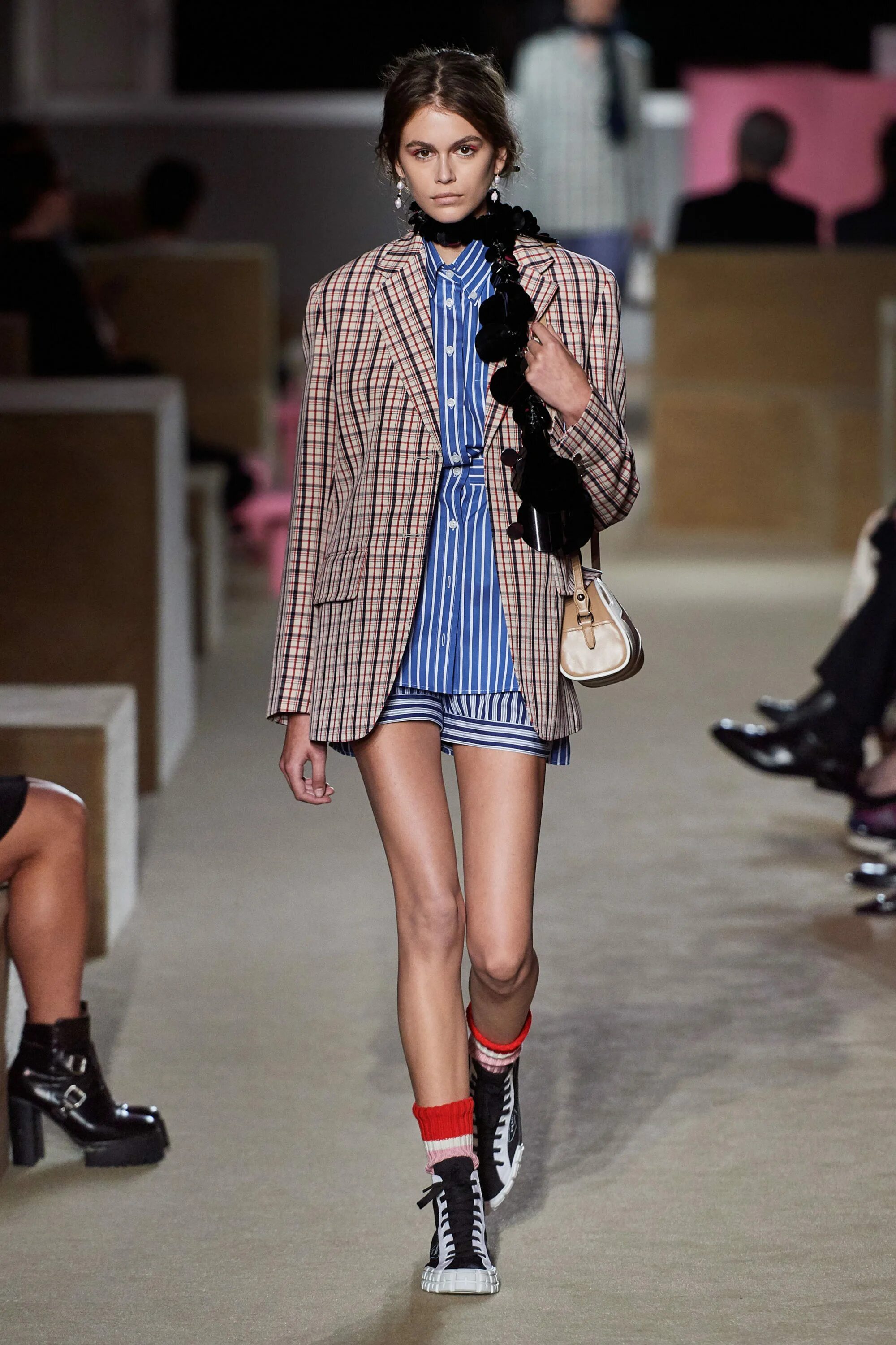 Модные тенденции. Логомания тренд 2021. Коллекция одежды 2020 нина риччи. Fashion trends spring summer 2021. Что сейчас в тренде из одежды.