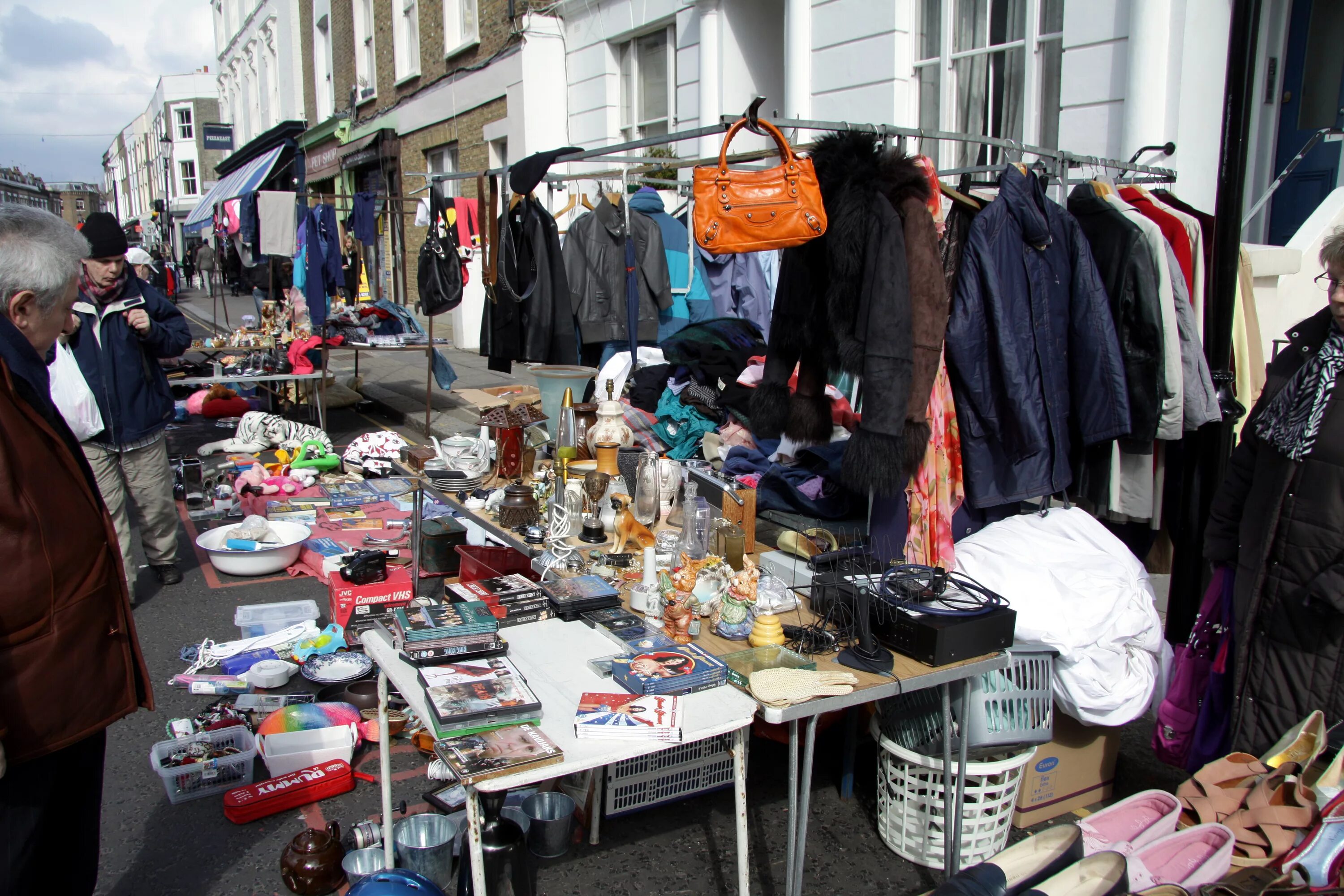 Рынок в минске где. Portobello Road рынок. Рынок Портобелло в Лондоне. Блошиный рынок в Минске. Блошиный рынок одежда.