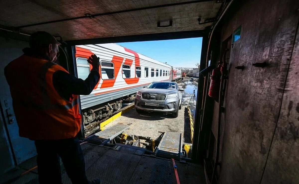 Прицепить вагон к поезду. Вагон-автомобилевоз. Поезд. Вагон. Поезд фото.