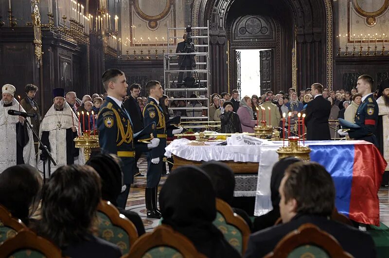 служащая в церкви. пьянка вкр храме христа спасителя. служащие храма христа спасителя. освящение храма христа спасителя 2000.