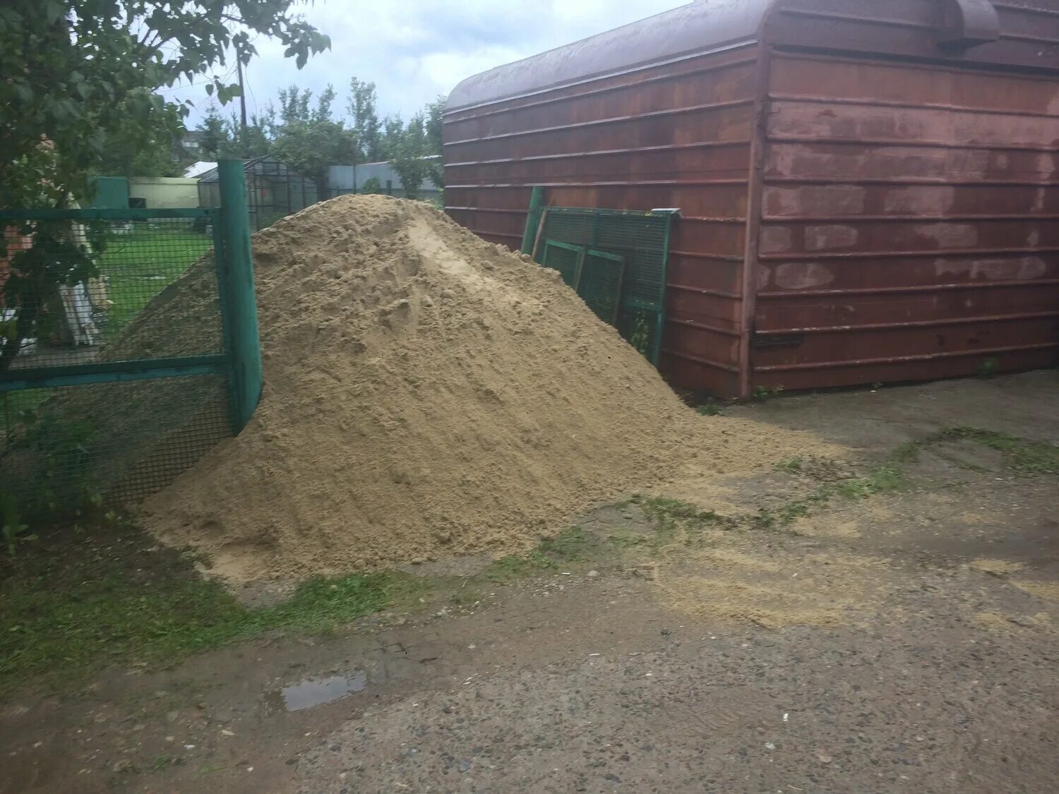 Куб песка цена московская область. Куча 10 кубов песка. Тонна песка. 3 Тонны песка. Куб песка.