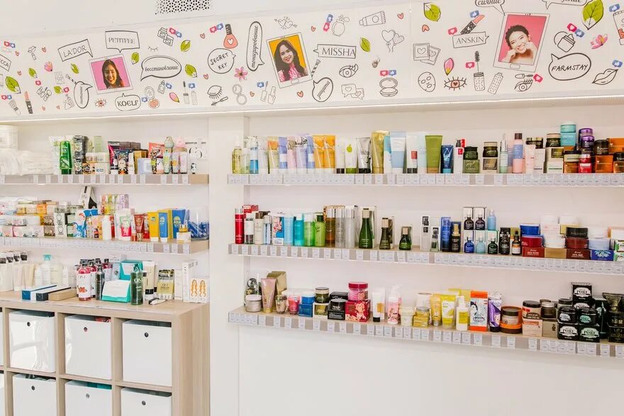 Полки с корейской косметикой. Корейская косметика seoul shop. Наборы корейской косметики в подарок. Вв магазин корейской косметики. Вв магазин корейской косметики.
