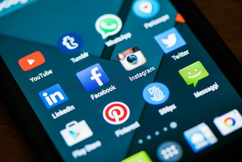 Приложение для смартфона. Мобильная фотография. 8 приложений для смартфонов. Смартфон креатив. Мобильное приложение туризм.