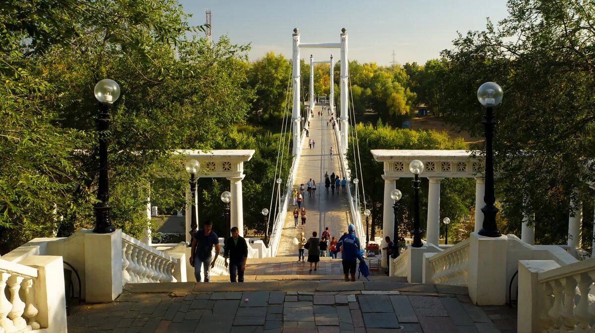 Спуск к набережной оренбург. Беловка оренбург. Оренбург парк с фонтаном. Набережная реки урал оренбург. Достопримечательности оренбурга аттракционы.