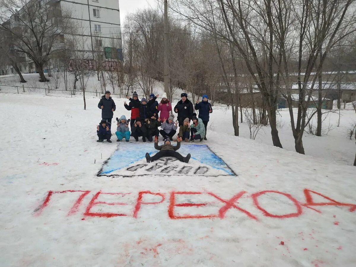 21 школа новокуйбышевск. Граффити на снегу. Надпись на снегу баллончиком. ПДД на снегу. Снег в баллончике.