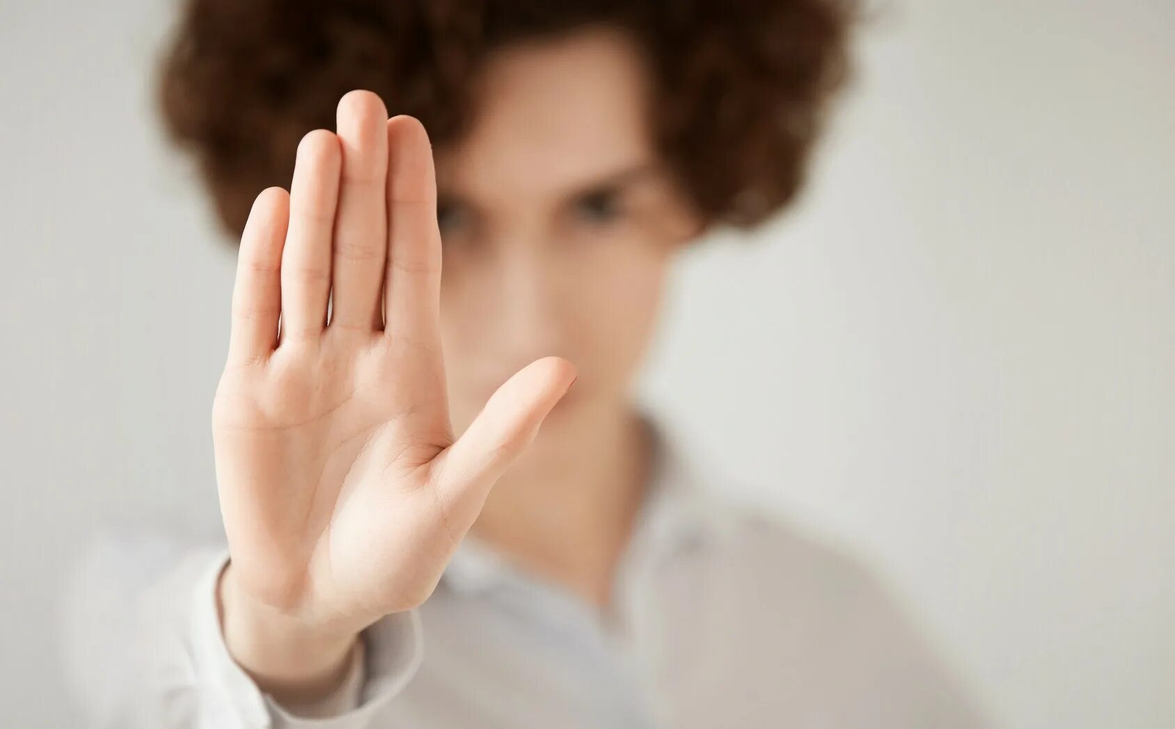 красивые женские десты. жесты. перестань жестами. девушка жестикулирует. девушка показывает ладонь.