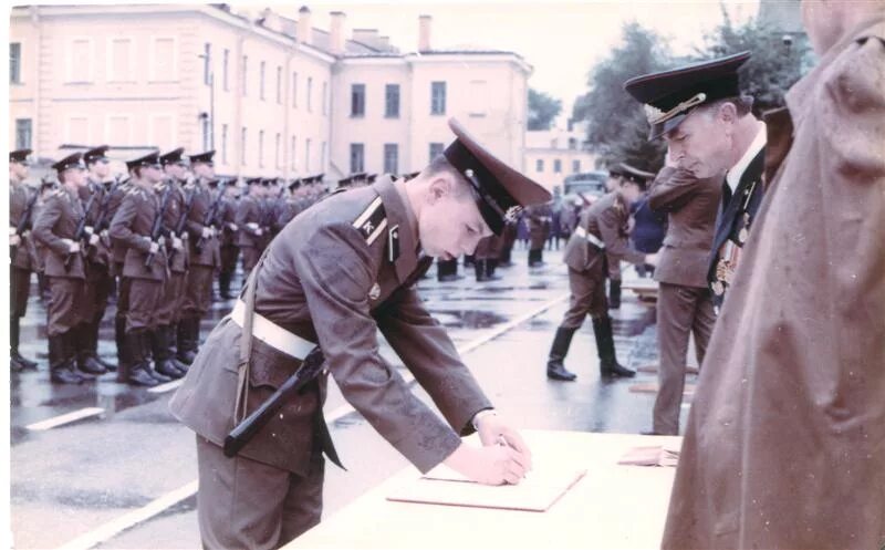 Высшее военное инженерное училище. ЛВВИУС им Ленсовета 1994. Полковник Заболотный ЛВВИУС. Высшее военно инженерное училище связи Санкт Петербург. Знак СПВВИУС.