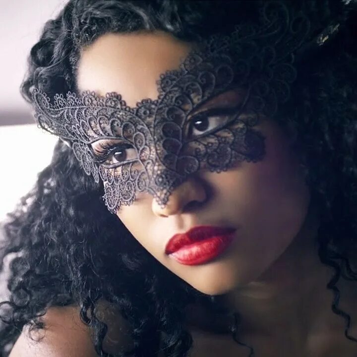 Кружевная маска. Маска sybille bijoux indiscrets. Кружевная маска для лица. Девушка в кружевной маске. Карнавальная маска ажурная.