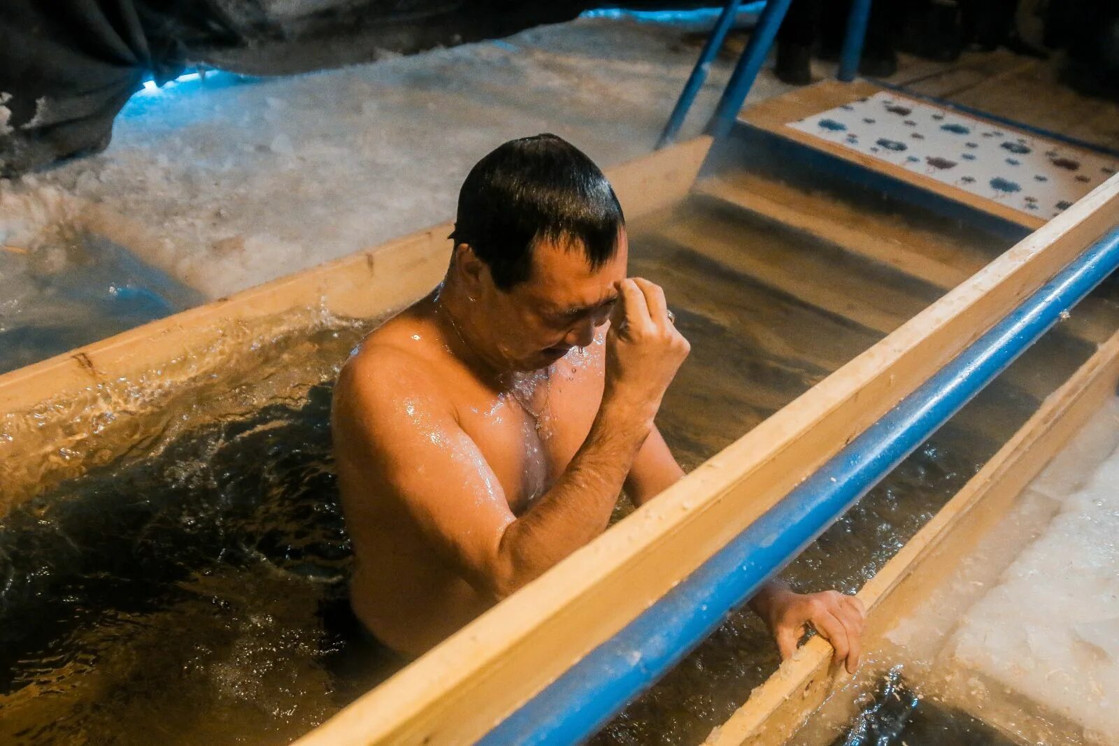 Усть-нера. Крещение якутов. Купается в якутии. Крещение якутов. Крещение господне купель.