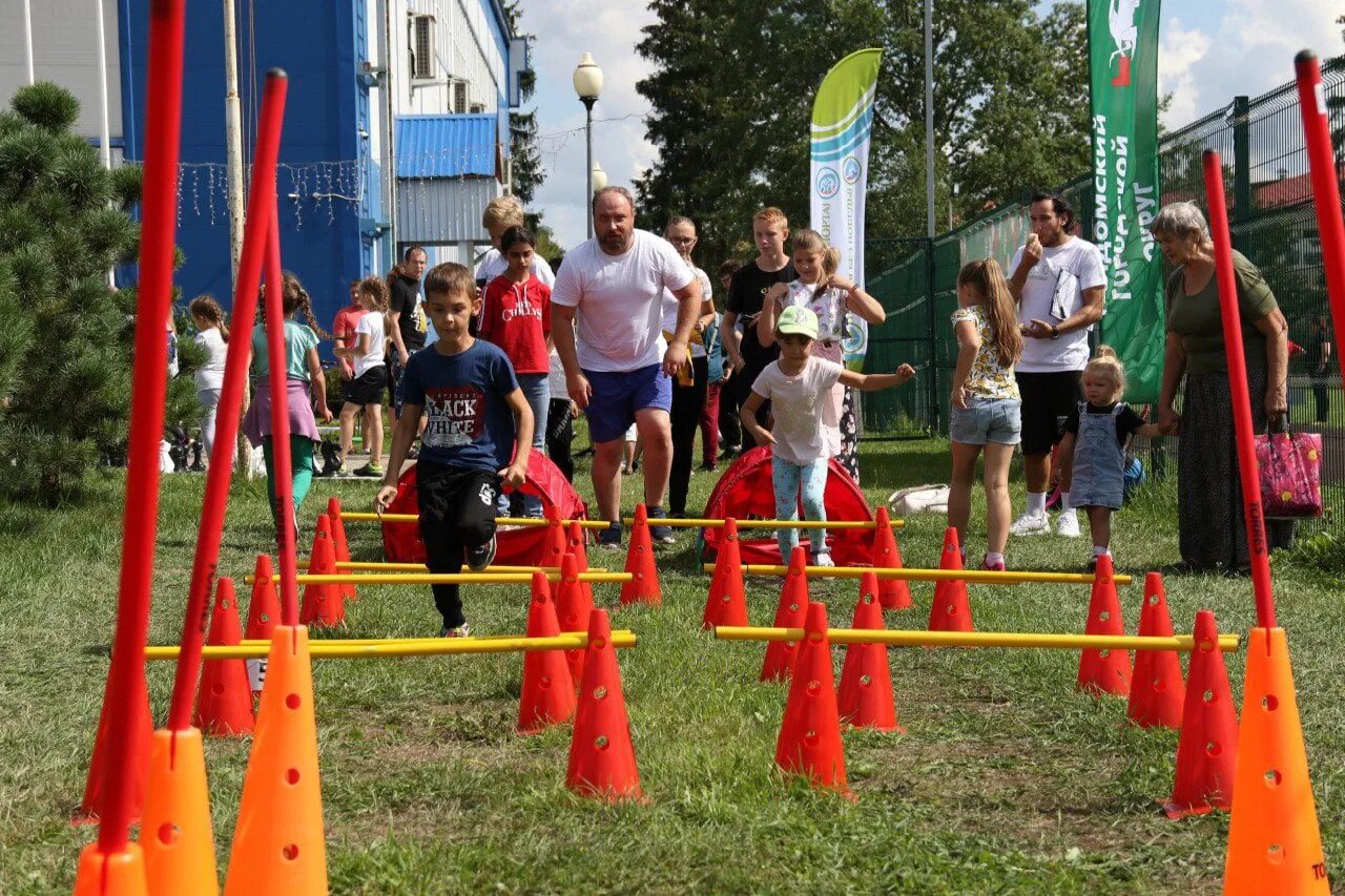 Спортивный праздник. Спортивные развлечения. Веселые старты на стадионе. Летние спортивные праздники в детском саду.