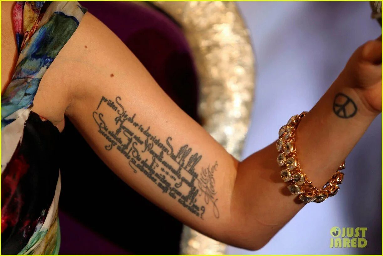 На какой руке тату. Татуировки леди Гаги. Леди Гага тату на руке. Татоо леди Гага. Тат на внутренней стороне руки.