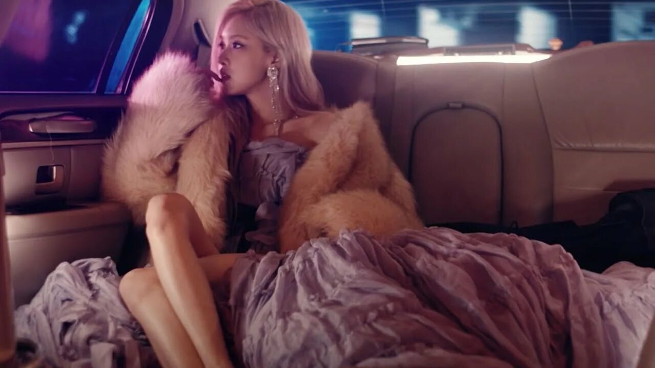 Он зе граунд. Rose BLACKPINK gone. Rosé on the ground. Розе on the ground. Блэк Пинк клипы.