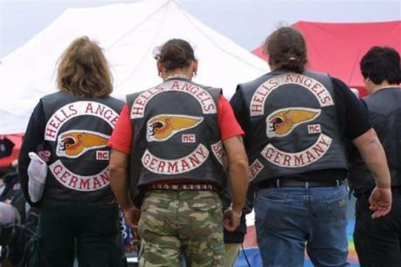 Байкер значение. Мотоклуб MG MC MCC. Рокерская кожаная жилетка Hells Angels. Hells Angels жилетка. Hells Angels нашивки.