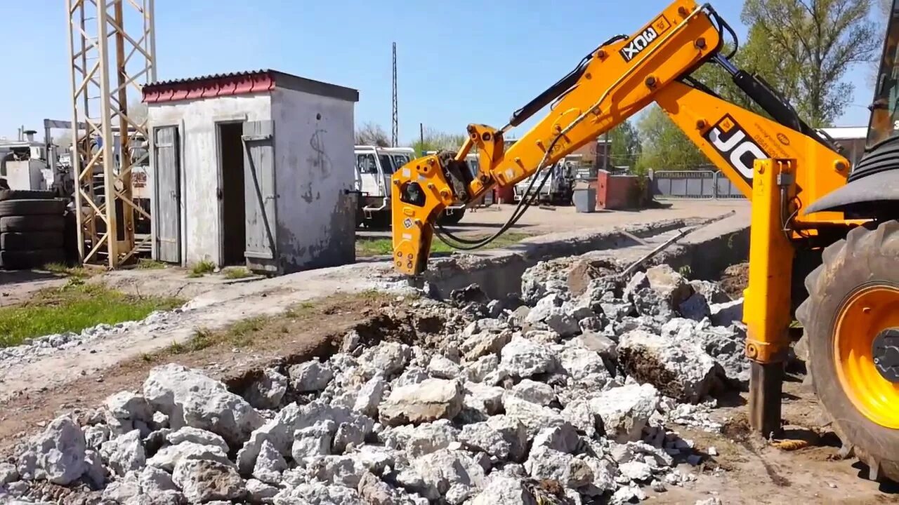 Гидромолот на JCB 3cx. JCB 3cx с гидромолотом. Экскаватор JCB 3cx с гидромолотом. JSB экскаватор 3cx с гидромолотом.