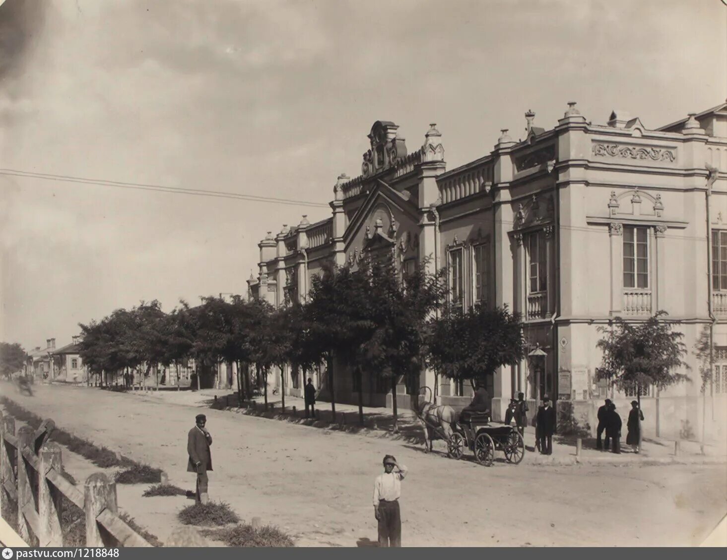 Кишинев с улицами и домами. Кишинев старый город. Кишинев 1900. Женская гимназия Кишинев Бернардацци. Кишинев 19 век.