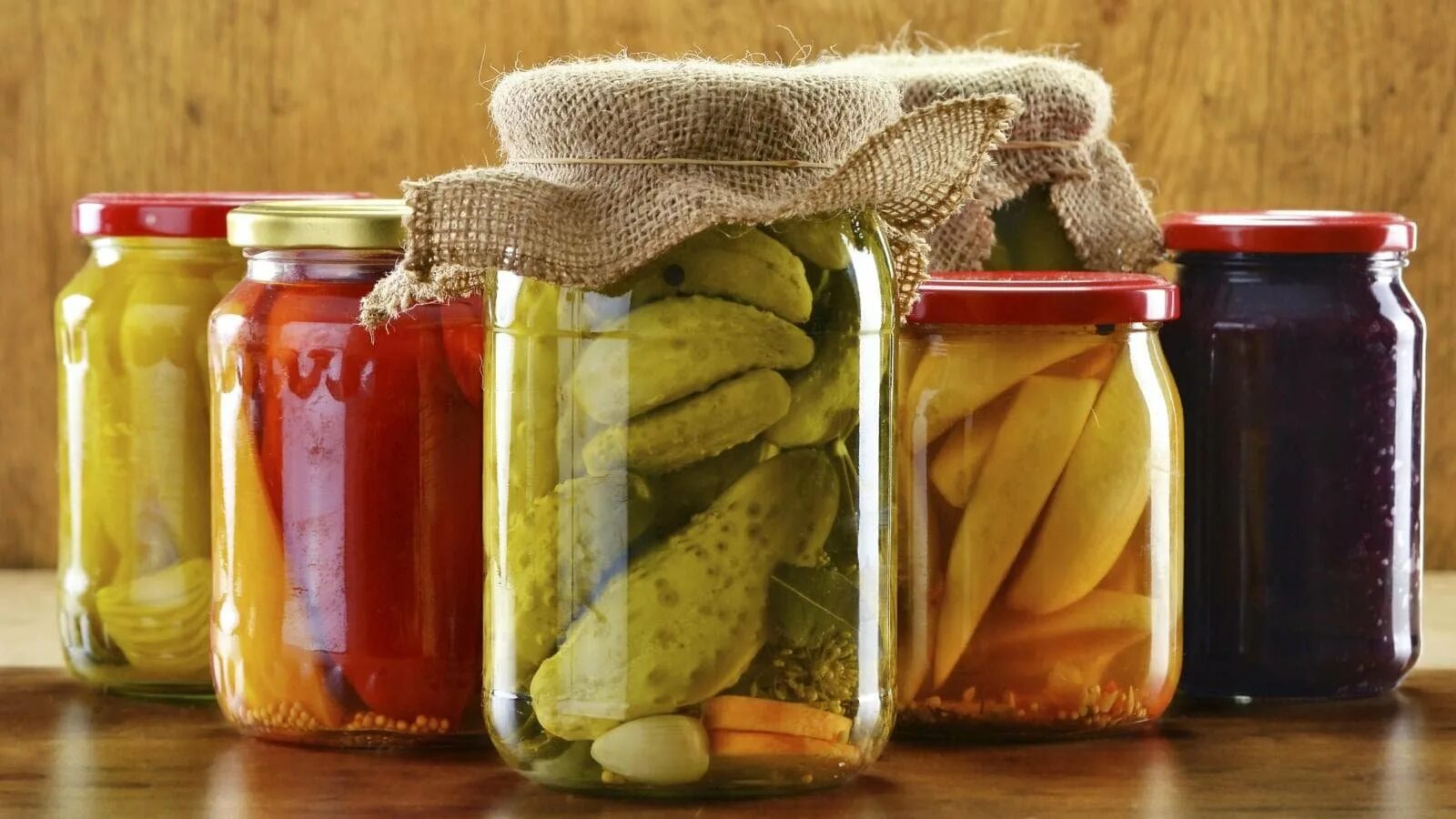 Домашняя консервация. Домашние овощные консервы. Овощные заготовки на зиму. Заготовка овощей на зиму. Зимние заготовки.