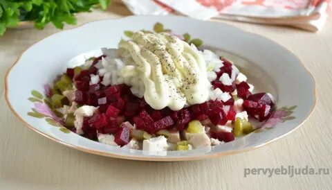 Салат с курицей свеклой и огурцом