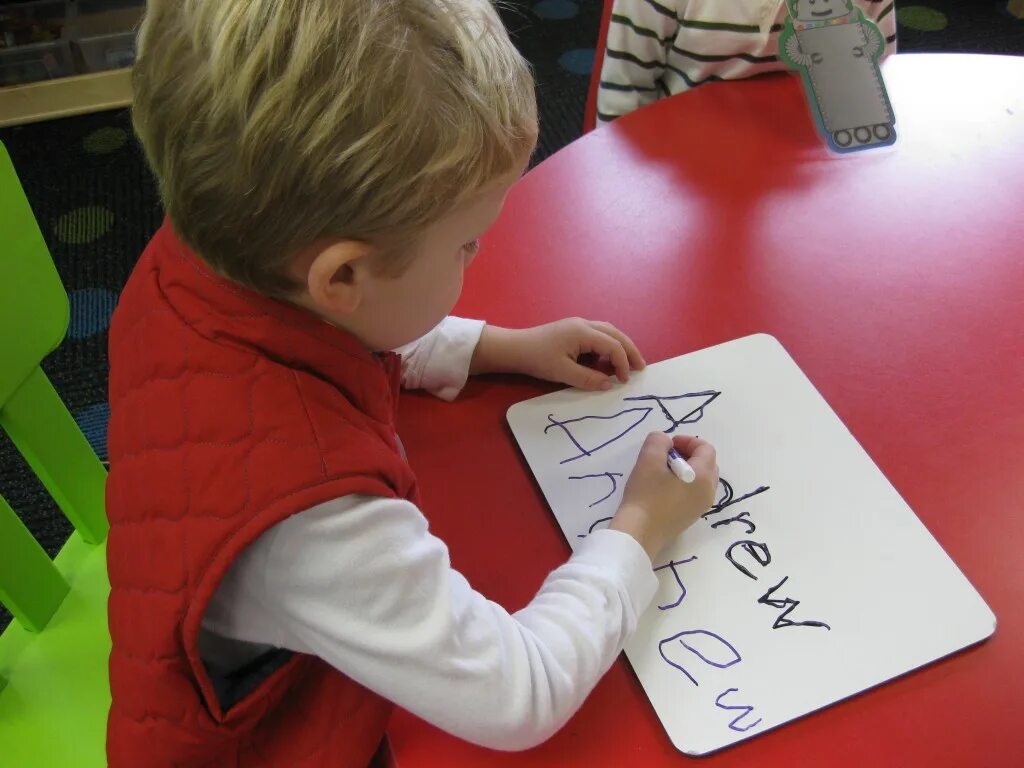 Ребенок учится писать. Ребенок пишет. Ребенок пишет прописи. Ребенок пишет буквы. Игра писать письма