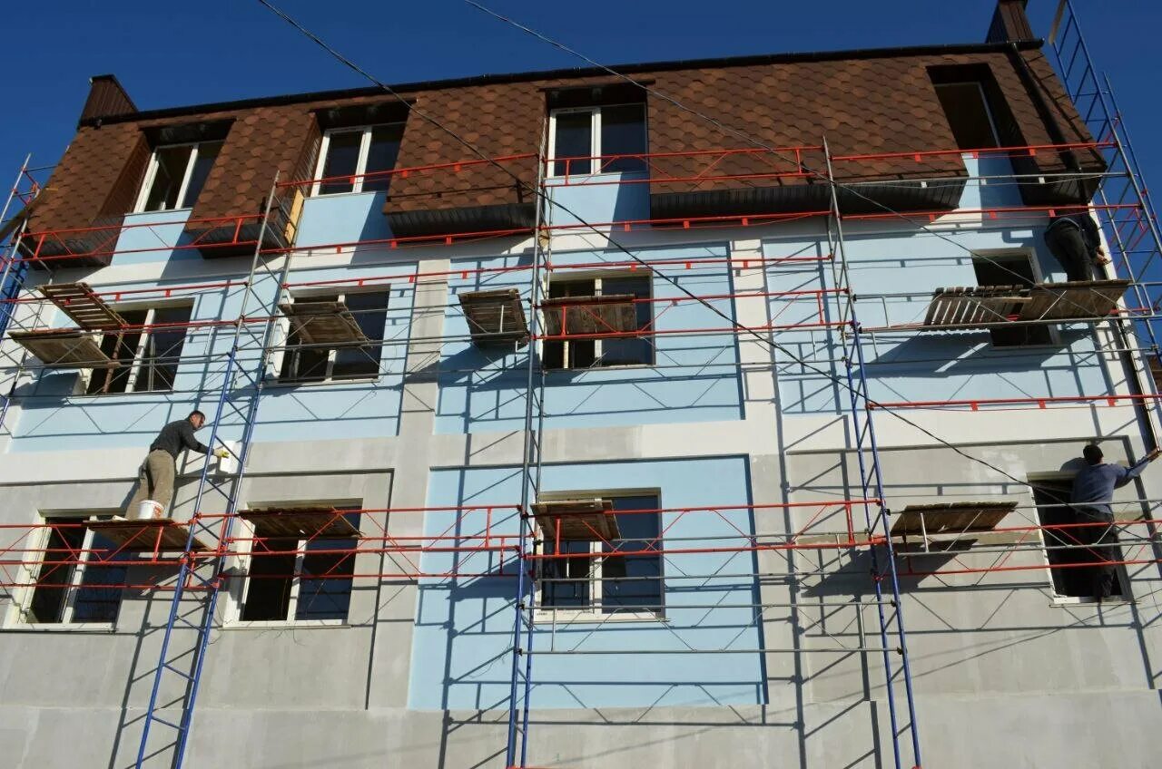 Стройка фасад. Фасадные работы. Строитель фасад. Ремонт фасада. Мокрый фасад дома.