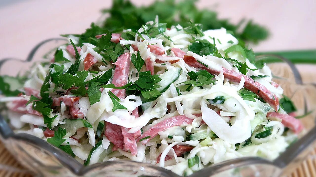 Салат из капусты свежей с майонезом рецепт. Простые салаты. Легкий салат. Салат с капустой. Салат с колбасой и огурцами.