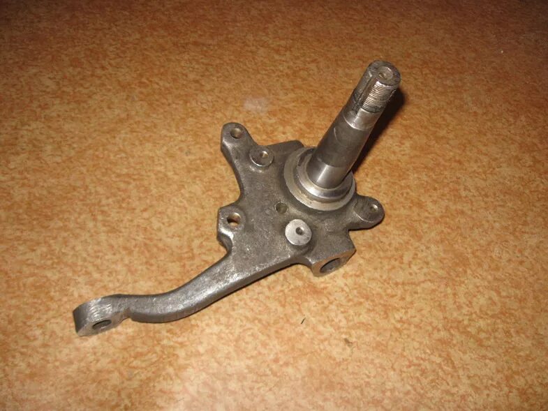 Поворотный кулак ваз 2101. Поворотный кулак ваз 2101. Цапфа кулака. Цапфа ваз 2107. Цапфа правая мтз 80.