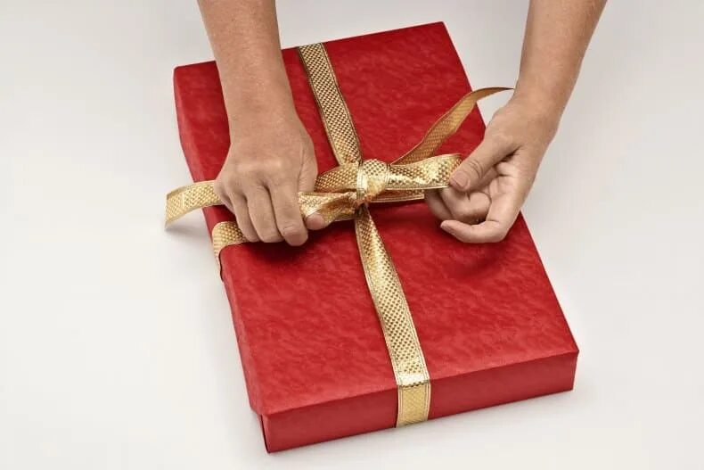 Подарки и упаковка. Красиво упаковать подарок. Красивая упаковка подарков. Упаковка коробки в подарочную бумагу.