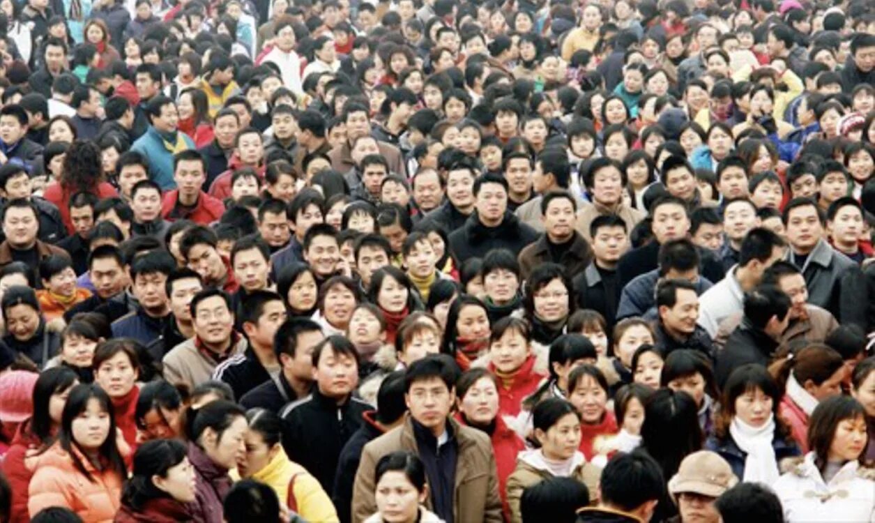 Почему в китае много людей. Китай люди. Толпа корейцев. Много китайцев. Толпа китайцев.