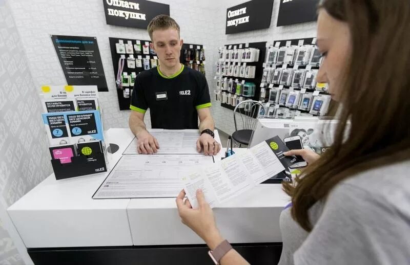 Tele2 сотрудники. Продавец теле2. Продавец в салоне сотовой связи. Касса в офисе. Консультант теле2.
