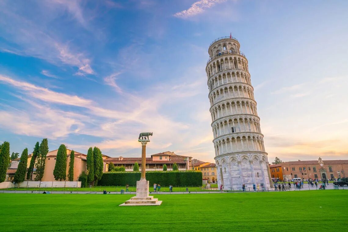 Город где башня. Пизанская башня Италия. Достопримечательности Италии Пизанская башня. Падающая Пизанская башня. Падающая башня в Пизе.