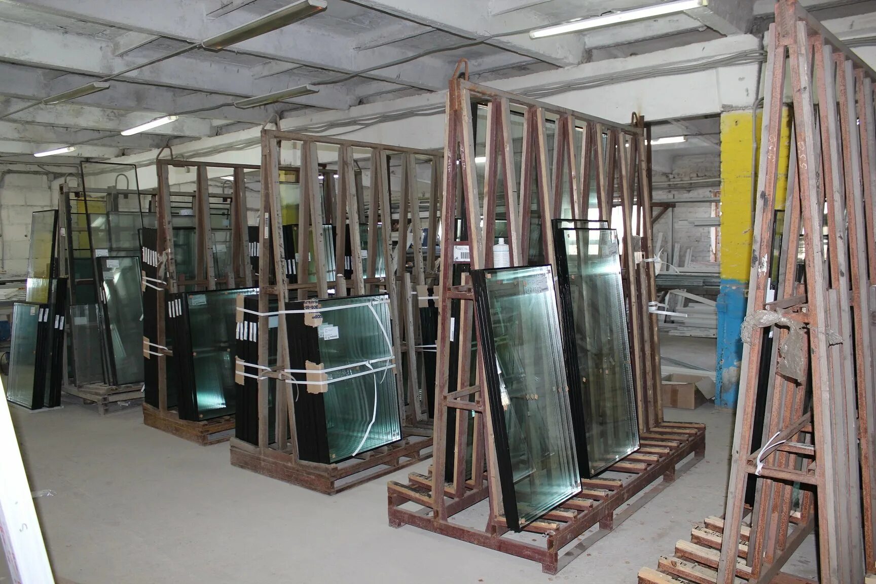 цех для стеклопакетов. стеклопакеты завод. производитель стеклопакетов для окон. стеклопакет с завода. завод окон рехау.