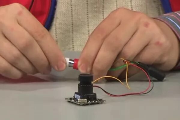 Камера от телефона a8v03c. Как из старой камеры сделать видеонаблюдение. Самодельная видеокамера. Старые камеры видеонаблюдения. Видеокамера из мобильника.