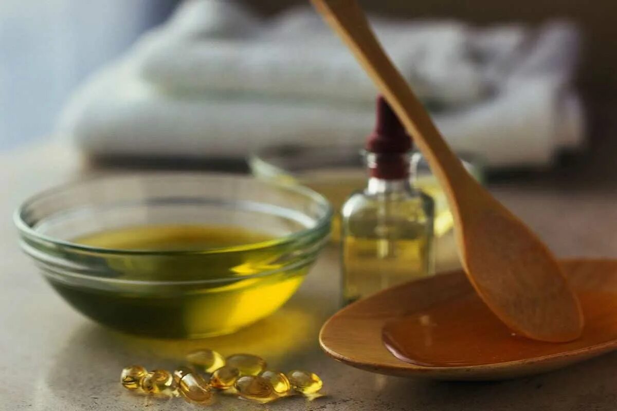 Маска из меда оливкового масла. Маска для волос из оливкового масла. Мед и касторовое масло. Оливковое масло и мед.
