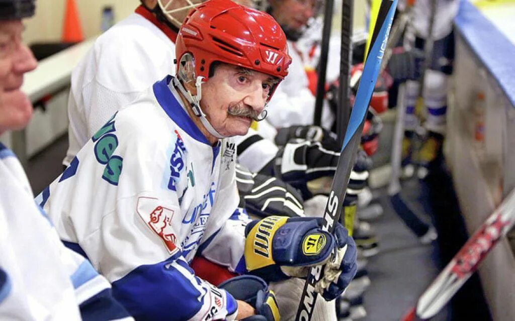 Хоккей чм 1970 гдр ссср. Берни парент вратарь. Старый хоккеист. Старый хоккеист. Тони эспозито американский хоккеист.