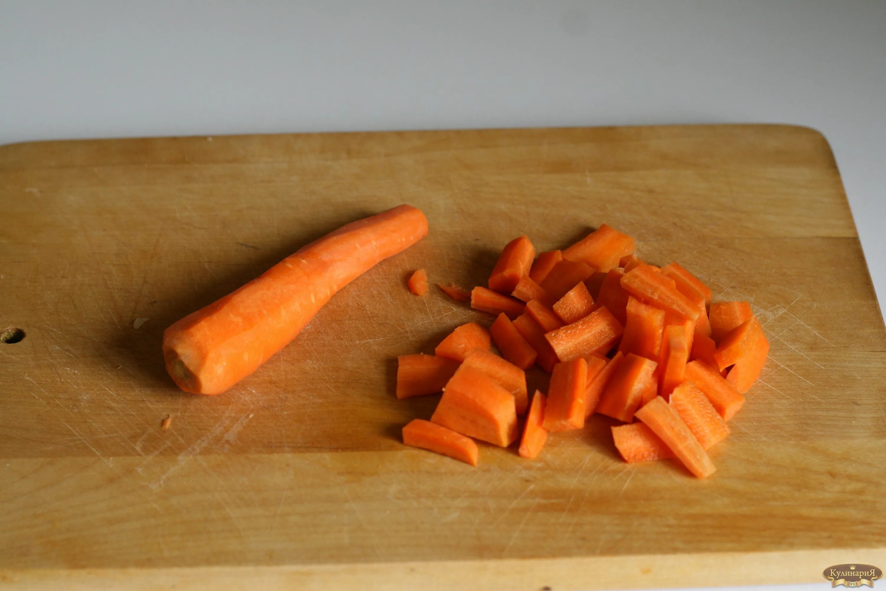 Морковь нарезанная ломтиками. Нарезка моркови дольками. Нарезать ломтиками морковку. Нарезка моркови ломтиками. Нарезка моркови дольками.