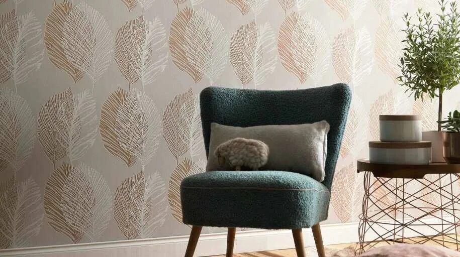Обои тренд 2021. Современная графика в интерьере. Интериор дезигн. Обои graham & brown curiosity 102149. Гостиная с комбинированными обоями.