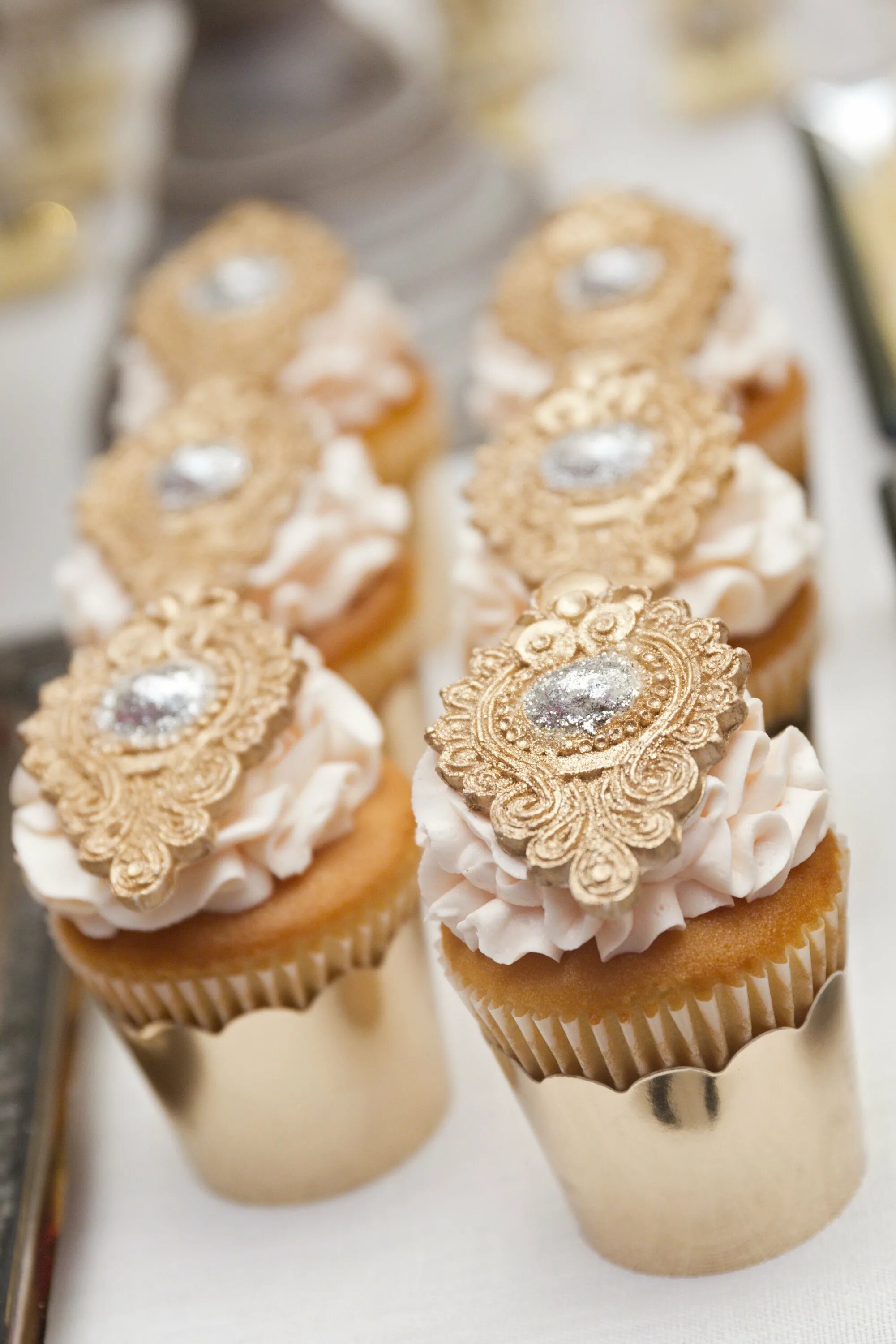 украшение капкейков. шоколадные капкейки "ферреро роше". оригинальное украшение пирожных. украшение пирожных. красивые капкейки.