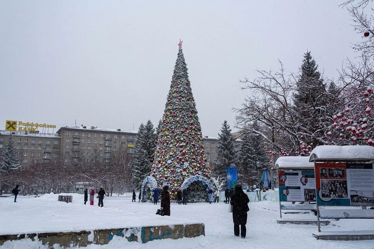 30 декабря новосибирск. Новогодний Новосибирск 2023 площадь Ленина. Новогодняя елка. Новогодняя елка на площади Балашиха. Новый год в городе.