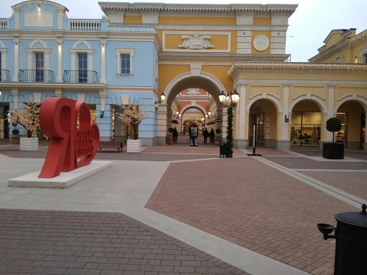аутлет на пулковском шоссе. здание аутлет виладж пулково. пулково виладж. Outlet village пулково спб. аутлет санкт-петербург.