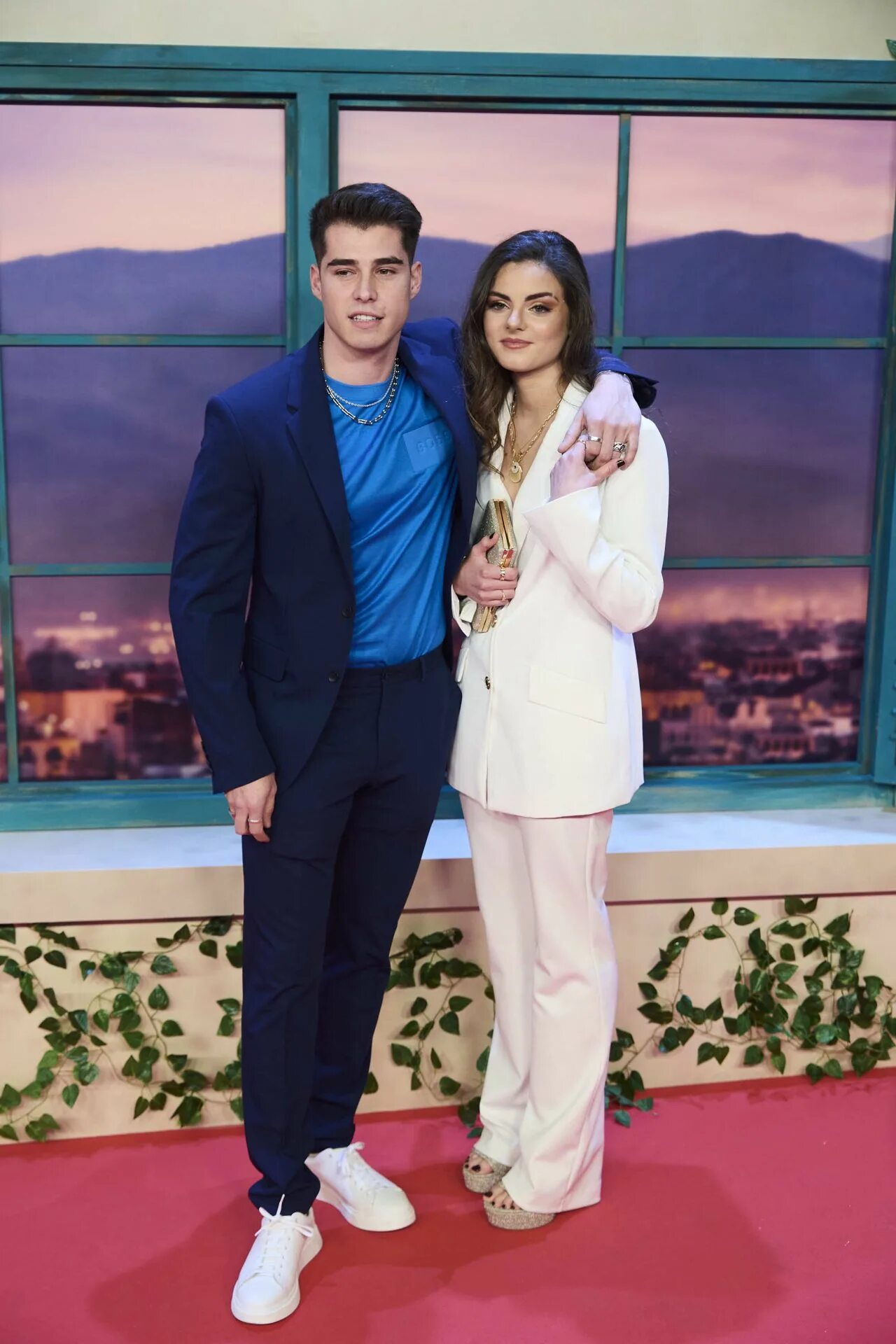 Люсия де ла пуэрта стыд испания. Пуэрта вараята. Lucia de la puerta. Lucia de la puerta. Красная межкомнатная дверь.